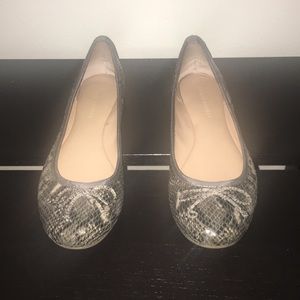 Banana republic grey snake skin pattern flats